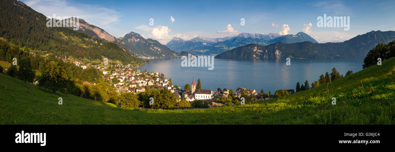 Città di Weggis lungo la riva del lago di Lucerna, Lucerna, Svizzera Foto Stock