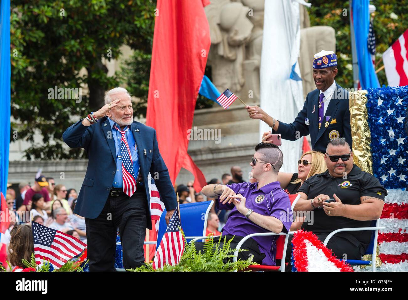 La NASA Astronaut Buzz Aldrin saluta i veterani invalidi durante l'Americano veterani del Centre National Memorial Day Parade giù Pennsylvania Avenue 30 Maggio 2016 a Washington, DC. Foto Stock