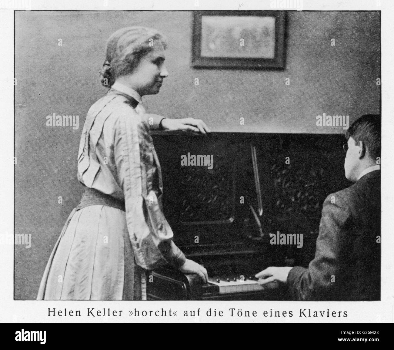 HELEN Adams Keller (1880-1968), l'autore americano e docente che era rimasto cieco e muto e sordo all'età di 19 mesi, visto qui ad ascoltare un pianoforte. Foto Stock
