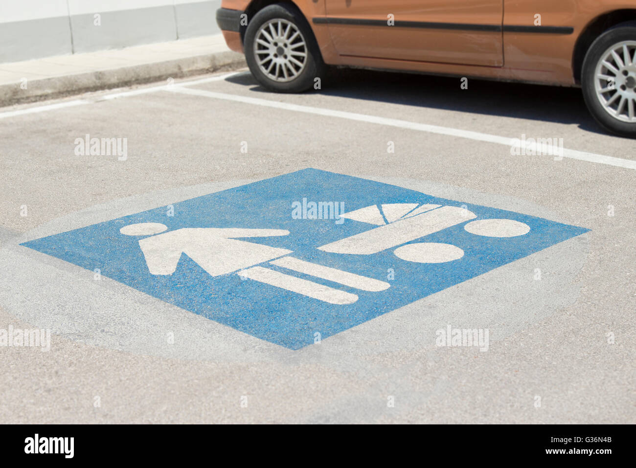 Parcheggio strada segno - riservato per le mamme con bambini Foto Stock