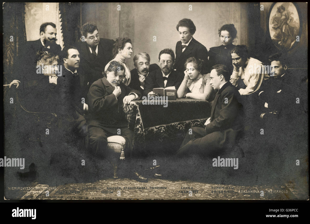 Anton Chekhov, scrittore russo (1860-1904) al centro di un gruppo di persone dalla Moscow Art Theatre -- Constantin Stanislavski sulla sua destra, Olga Knipper (Chekhov la moglie) di Stanislavski il diritto, Lilina Andreyev a Chekhov della sinistra (tutti identificati su o Foto Stock