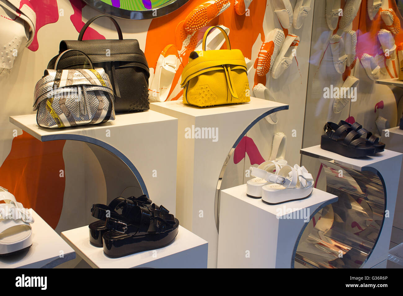 Vetrine di donne borse in pelle,scarpe e accessori della collezione  primavera/estate in Via della Spiga, Milano, Italia Foto stock - Alamy