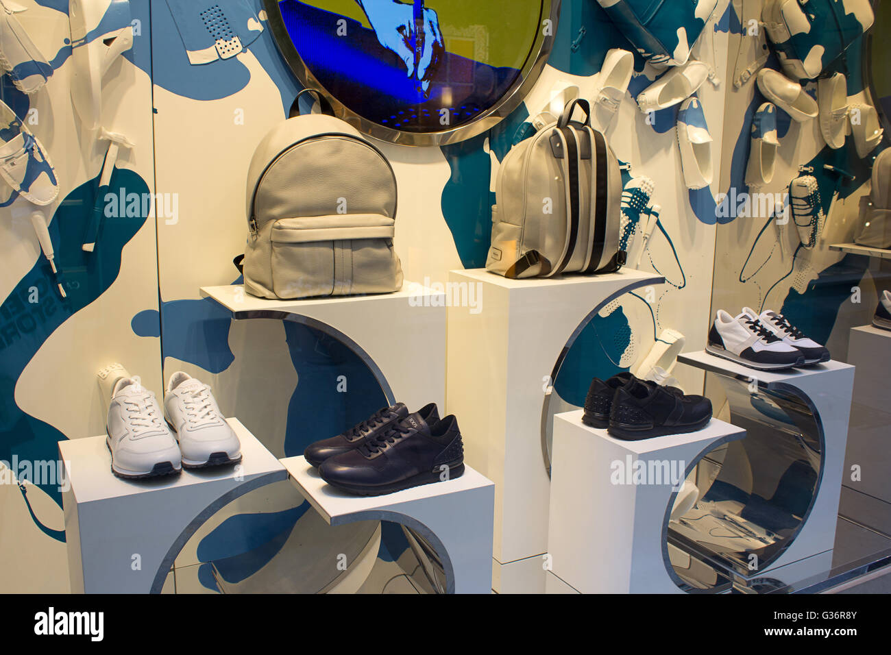 Vetrine di donne borse in pelle,scarpe e accessori della collezione  primavera/estate in Via della Spiga, Milano, Italia Foto stock - Alamy