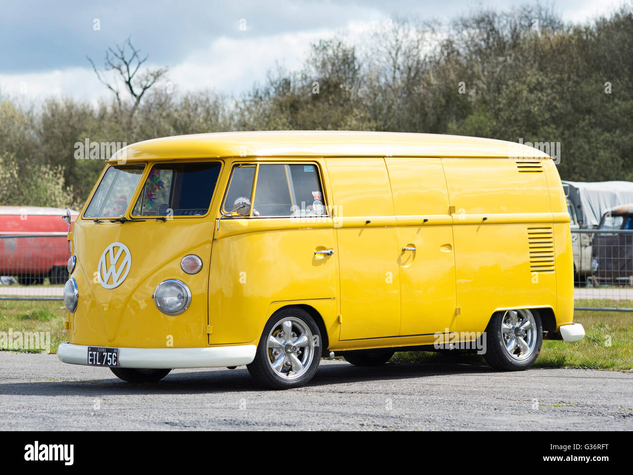 1965 giallo Volkswagen VW split screen doppio pannello porta van a VW mostra. Inghilterra Foto Stock