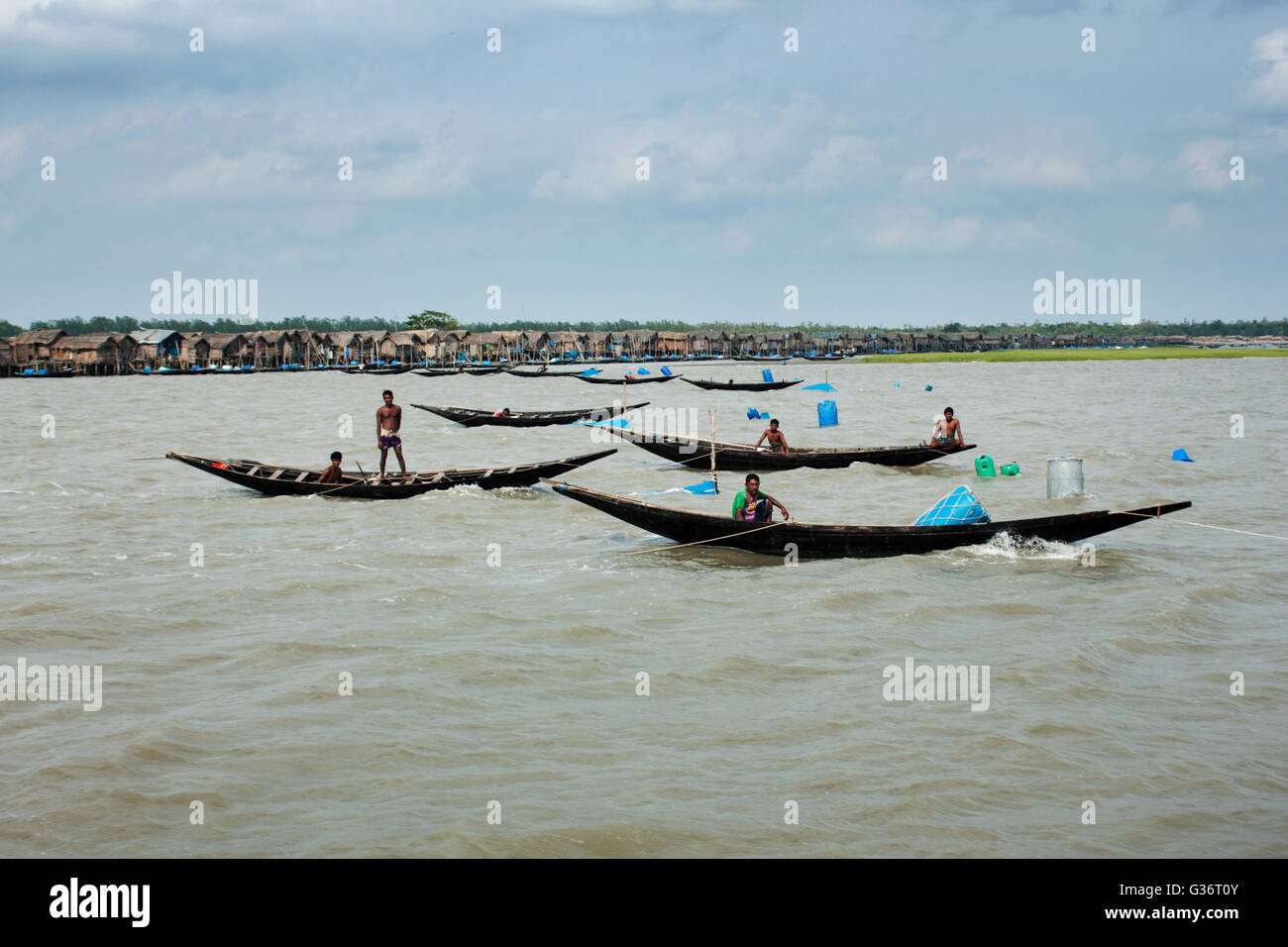 Barche da pesca impostare le loro larve di gamberi ( RFI ) reti nel fiume Shibsha , Bangladesh . Foto Stock