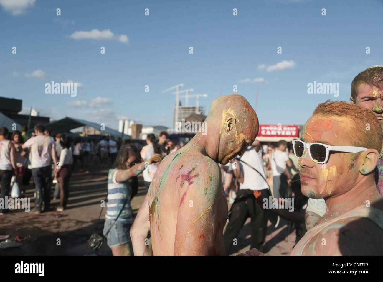 Frequentatori di partito al Holi festival dei colori a Londra svoltasi nei pressi di Battersea Power Station Foto Stock