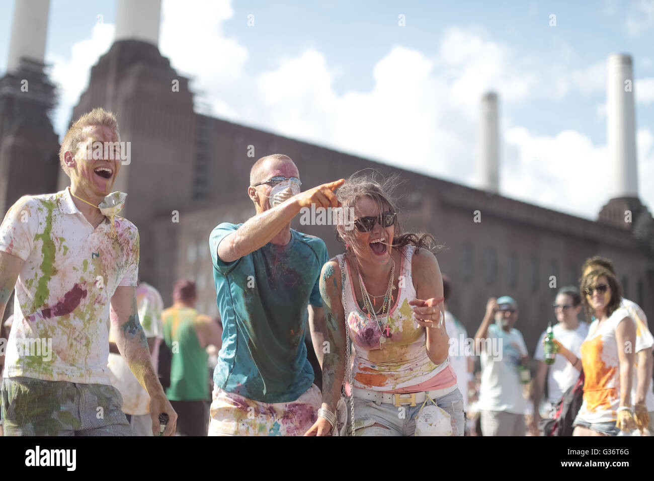 Frequentatori di partito al Holi festival dei colori a Londra svoltasi nei pressi di Battersea Power Station Foto Stock