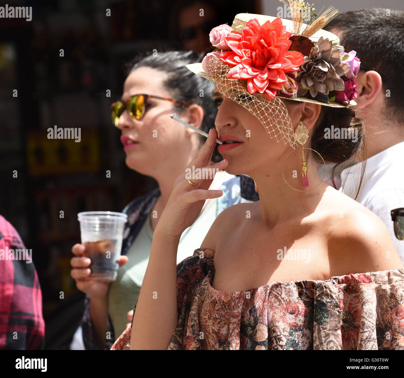 Eleganti Donna Vogue fumare sigarette sottili a San Isidro festival fiesta in Nerja Andalusia Spagna Foto Stock