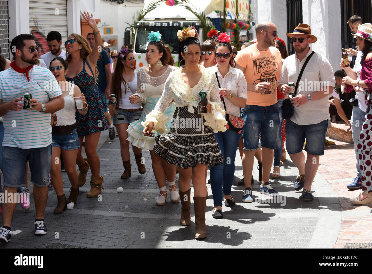 Le donne e le ragazze in costume tradizionale a San Isidro festival fiesta in Nerja Andalusia Spagna Foto Stock