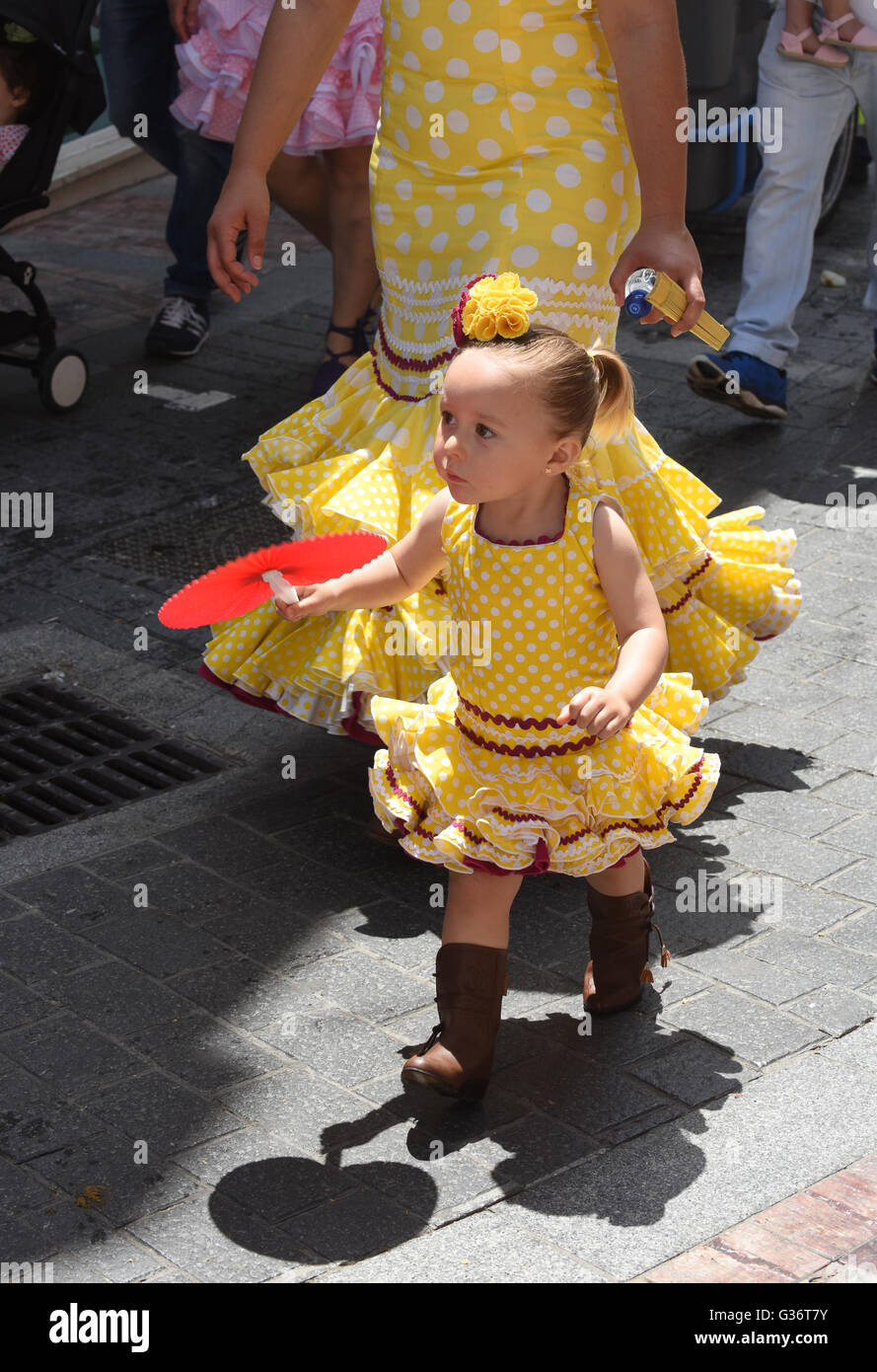 Ragazza giovane bambini in costume tradizionale a San Isidro festival fiesta in Nerja Andalusia Spagna Foto Stock