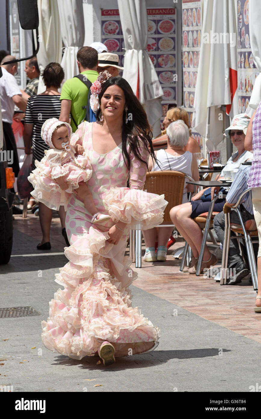 Donna spagnola con il bambino in costume tradizionale a San Isidro festival fiesta in Nerja Andalusia Spagna Foto Stock