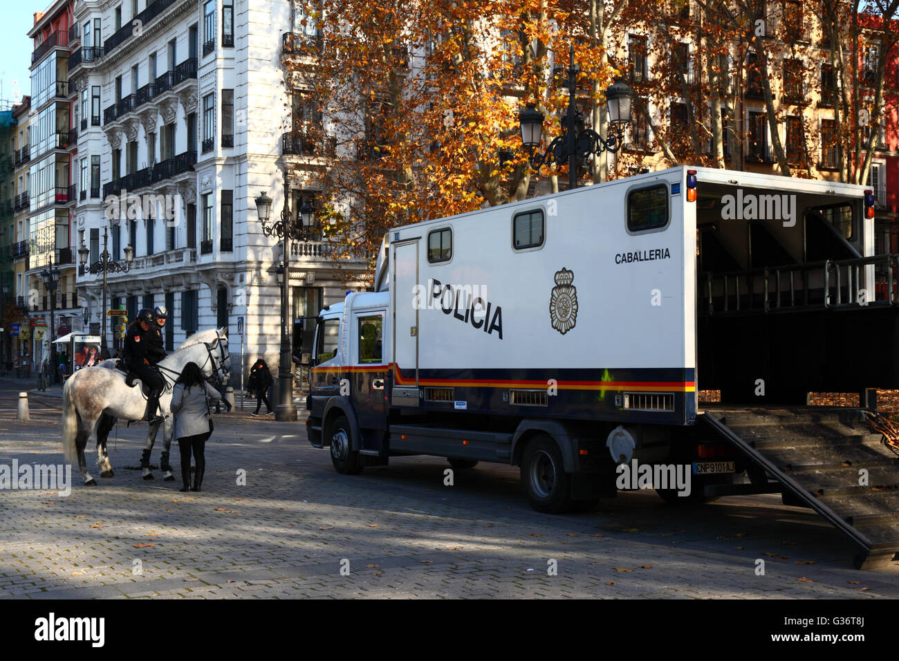 La polizia della cavalleria carrello e cavalli nella Plaza del Oriente , Madrid , Spagna Foto Stock