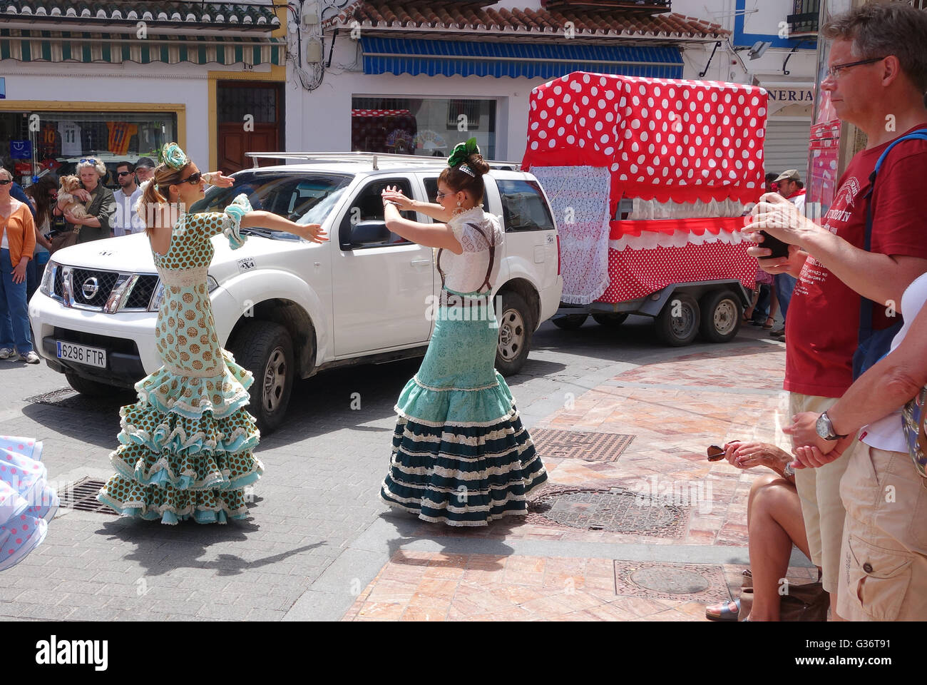 Le donne e le ragazze in costume tradizionale Flamenco Dancing in the Street di San Isidro festival fiesta in Nerja andalusia Spai Foto Stock