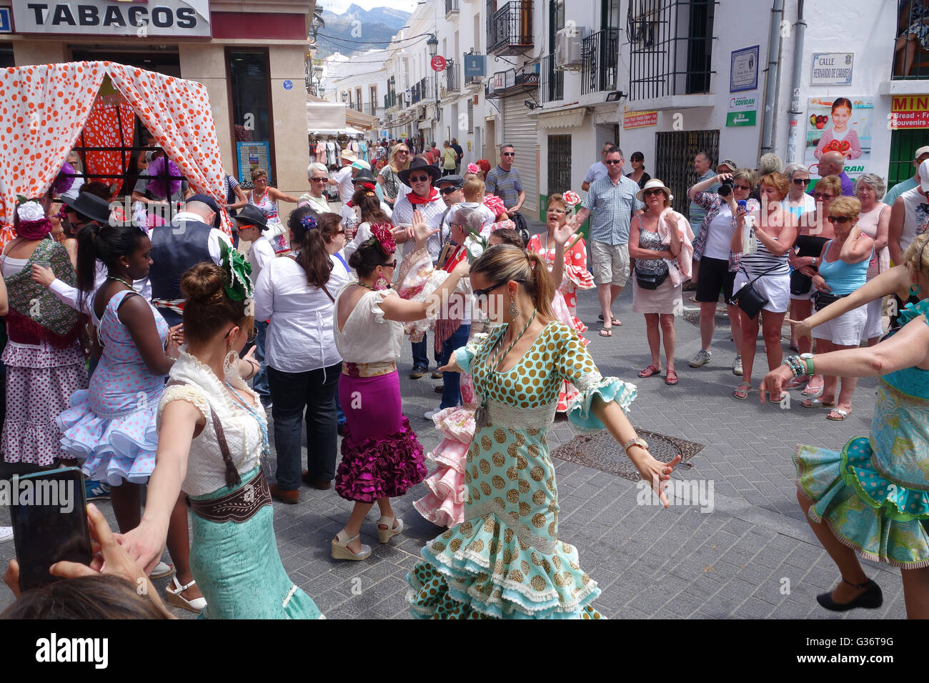 Le donne e le ragazze in costume tradizionale Flamenco Dancing in the Street di San Isidro festival fiesta in Nerja andalusia Spai Foto Stock