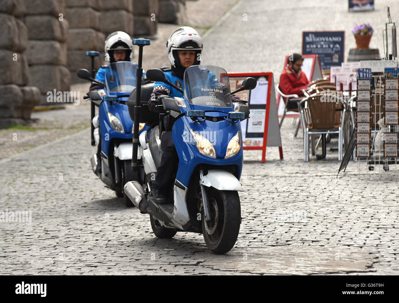 Spagnolo degli ufficiali di polizia su motocicli Policia locale in Segovia Spagna Foto Stock
