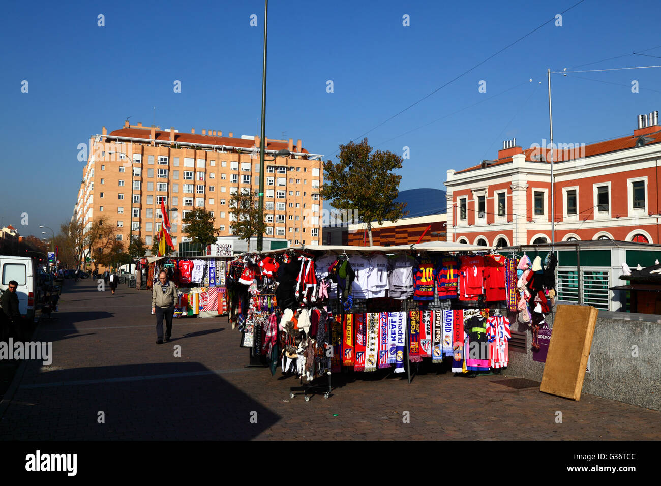 Bancarelle che vendono magliette da calcio e sciarpe in Plaza Principe Pio,  Madrid , Spagna Foto stock - Alamy