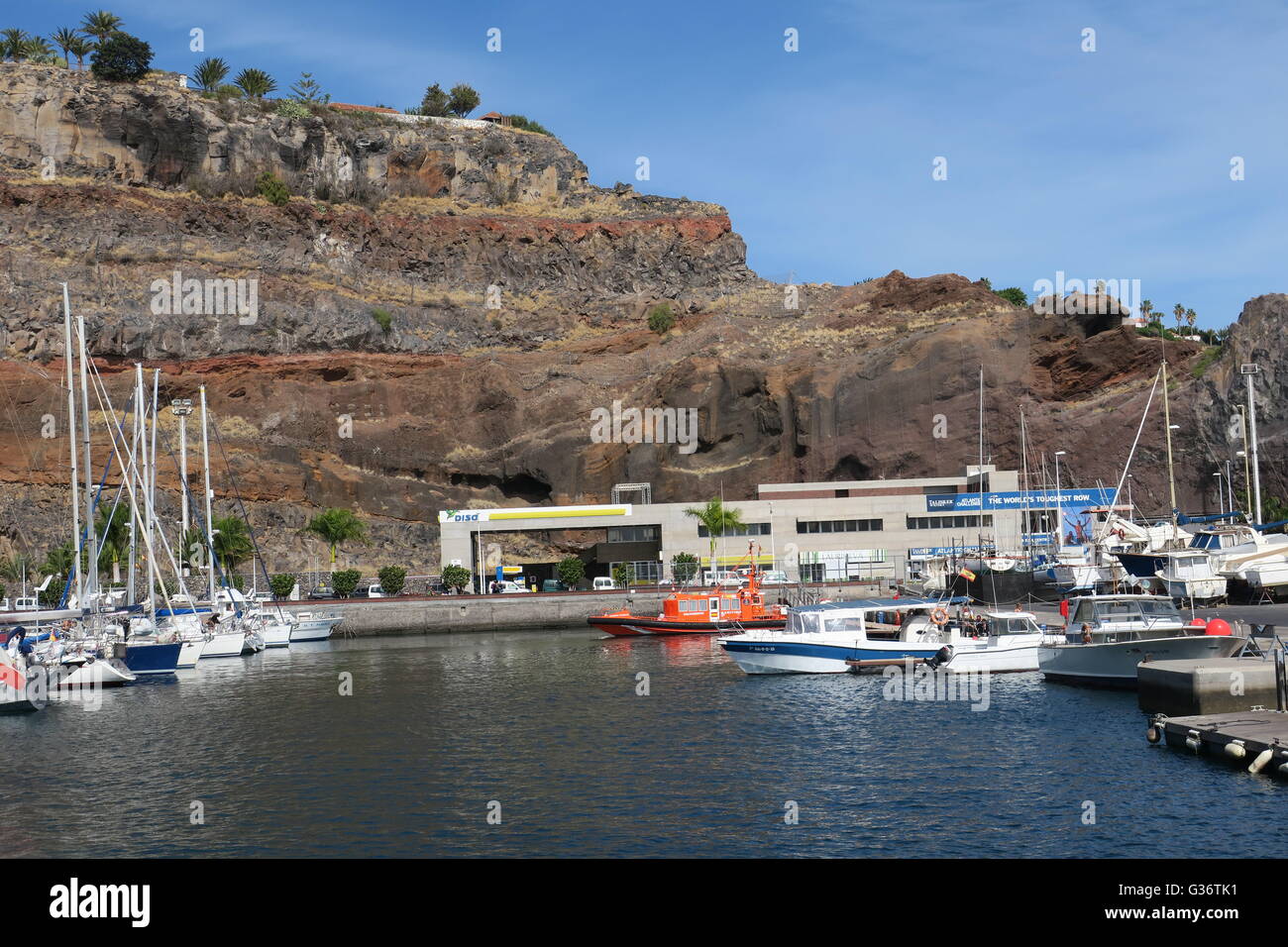 San Sebastian de la Gomera, capitale di La Gomera con il suo porto e una faccia naturale in roccia vulcanica sopra la porta Foto Stock