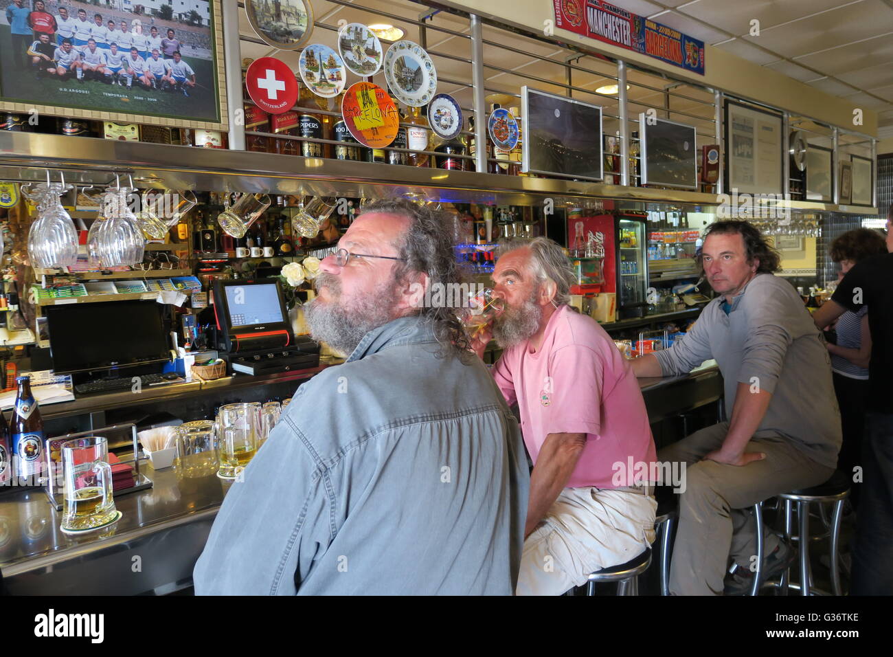 Locali di persone che guardano la TV soccer in una tipica canaria bar in Chipude, villaggio più alto a La Gomera, isole Canarie Foto Stock