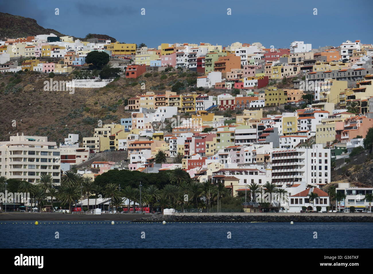 San Sebastian de la Gomera, capitale di La Gomera con case colorate a salire la montagna dall'oceano Foto Stock