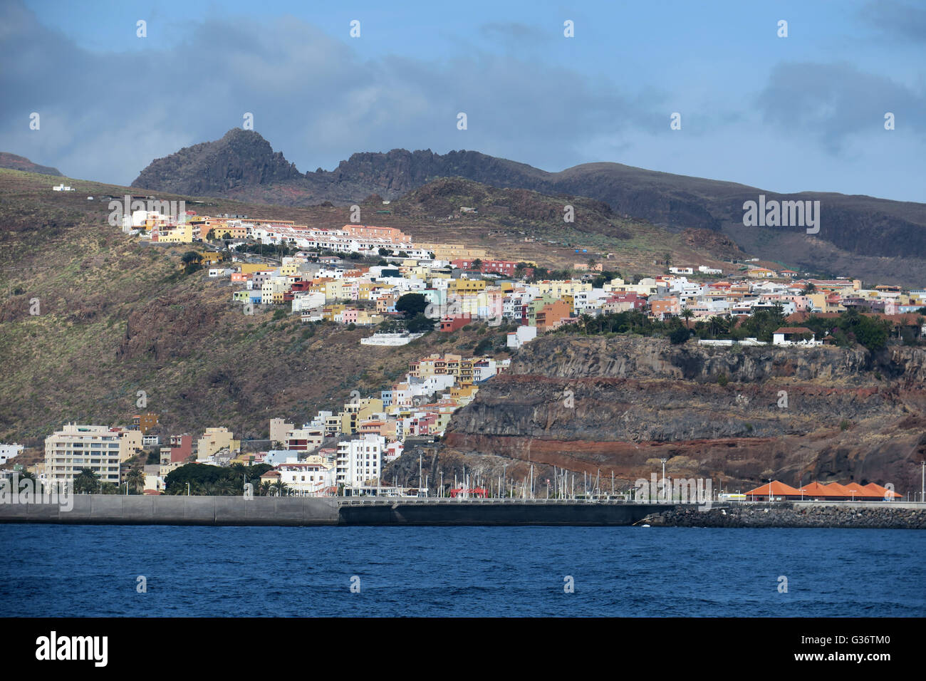 San Sebastian de la Gomera, capitale di La Gomera dal mare con il suo porto e le sue case colorate salendo fino alla scogliera. Foto Stock