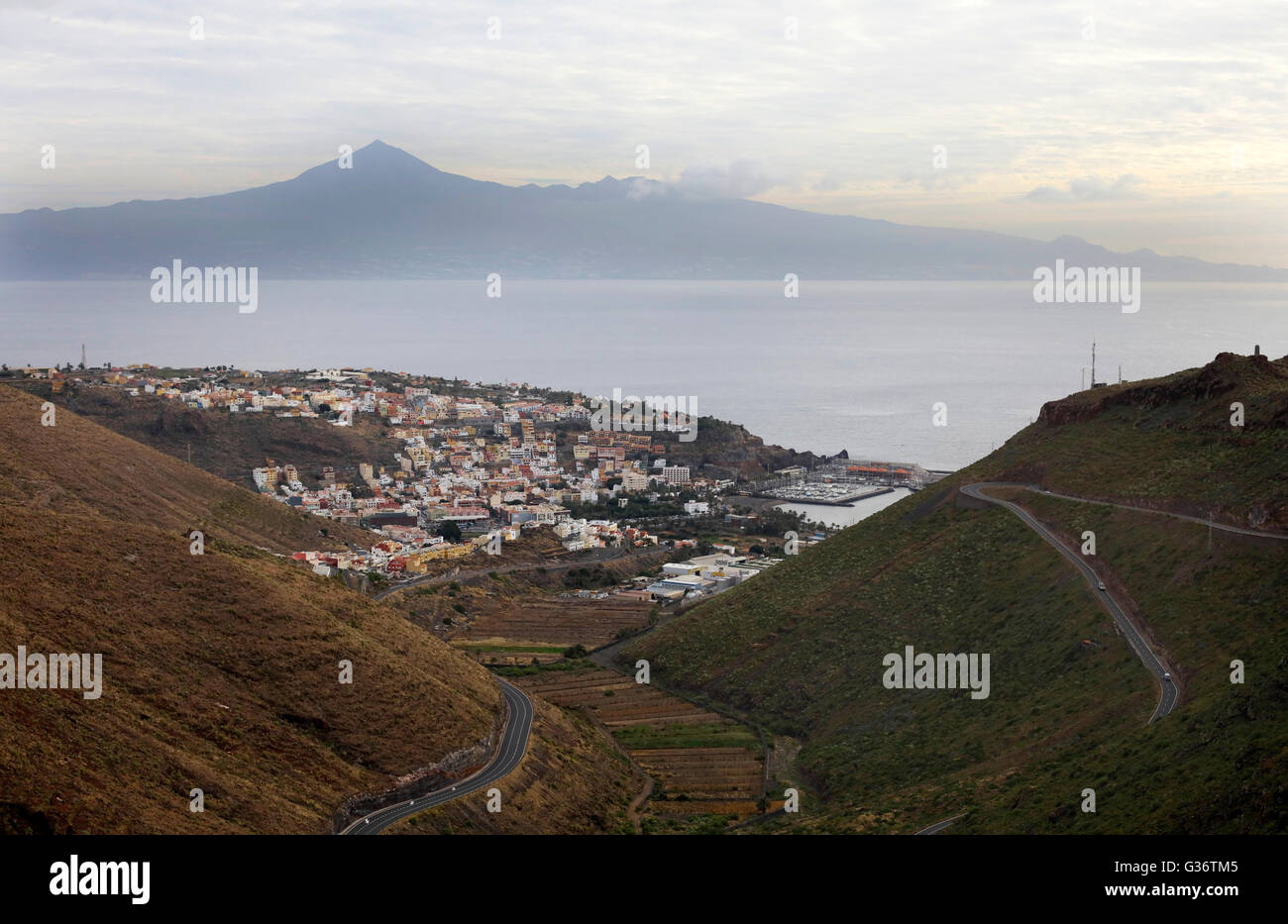 La Gomera. La capitale dell'isola, San Sebastian de la Gomera, con il Pico del Teide (Mount Teide) su Tenerife a distanza Foto Stock