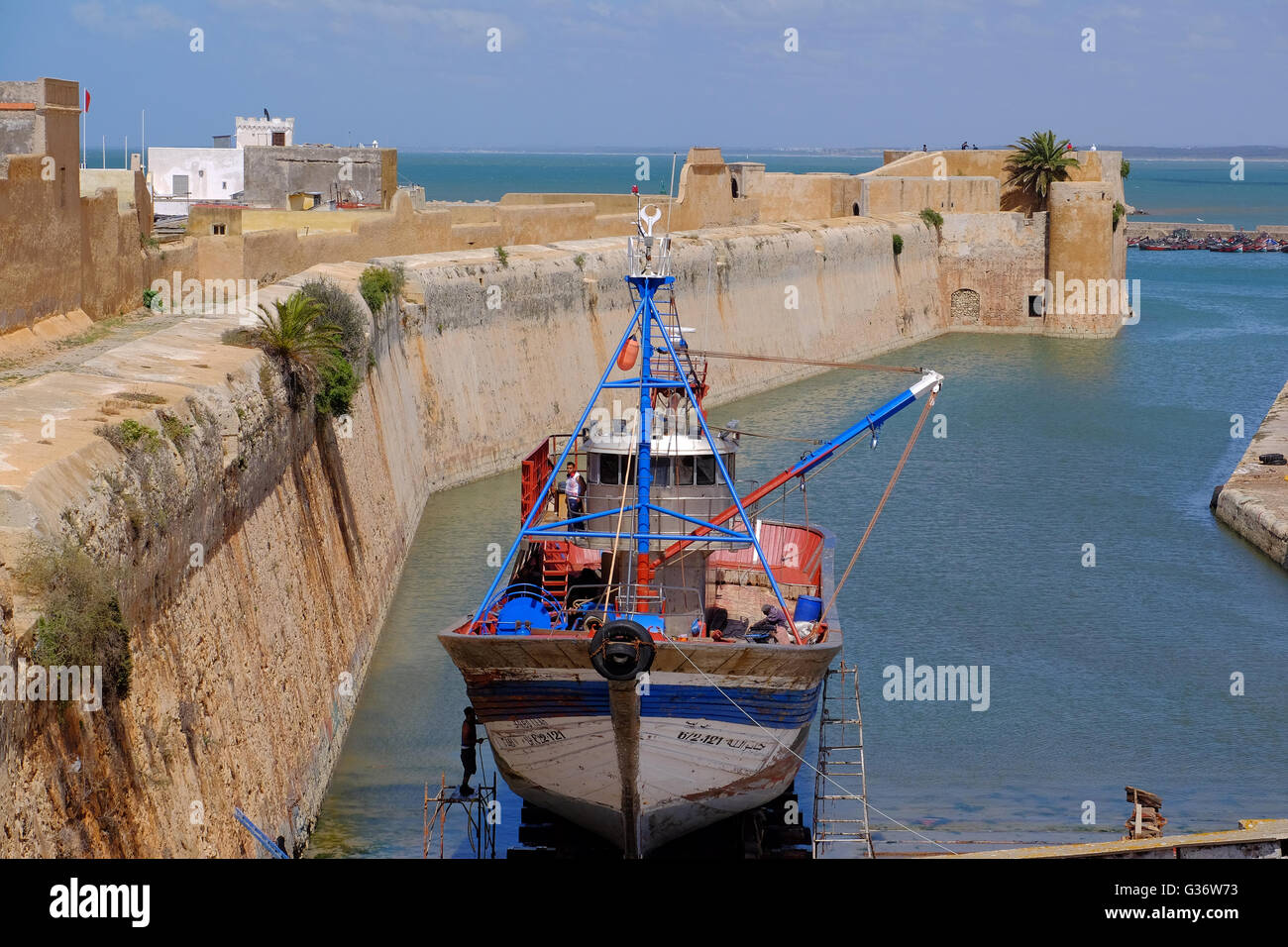 Trawler ormeggiata lungo le pareti di El Jadida, Marocco Foto Stock