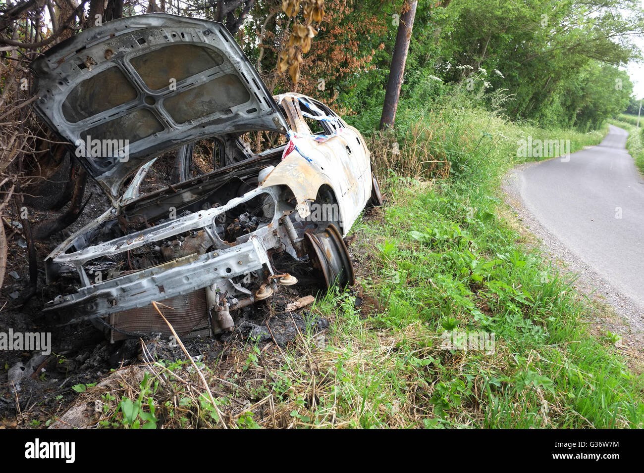 Bruciata auto rottamata in un fosso vicino Ashcott nelle zone rurali del Somerset, 8 giugno 2016 Foto Stock