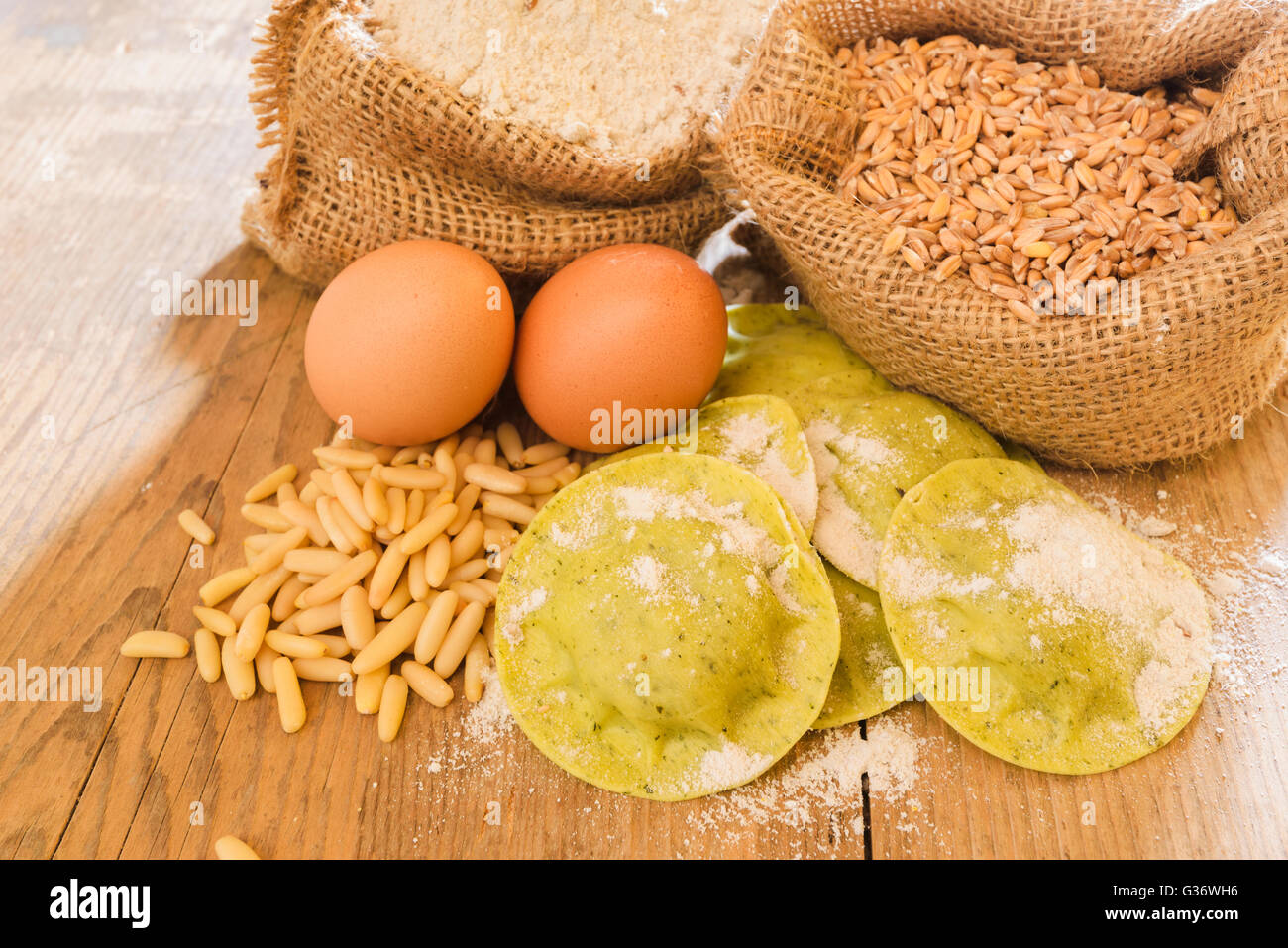 Ravioli di pasta integrale con ingredienti. Foto Stock