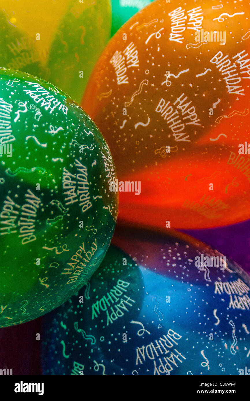 Un mazzetto di colorati palloncini di compleanno Foto Stock