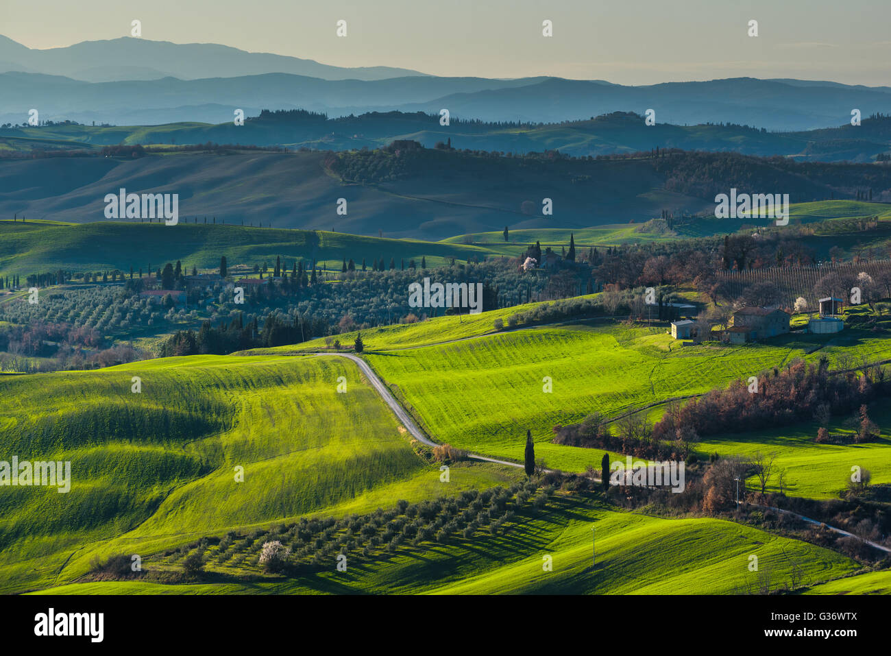 Molla di bellissima vista della città medievale in Italia. Foto Stock