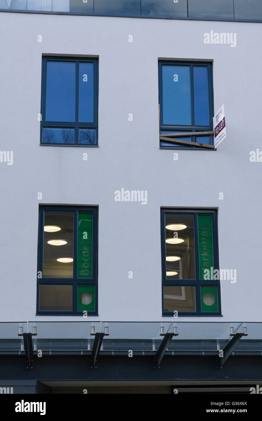 Piano superiore non occupato, nuovi uffici di lasciare in una piccola cittadina scozzese Foto Stock