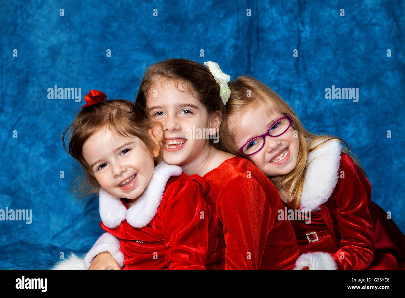 Una Sposa Per Natale.Le Tre Sorelle Abbracciando Posa Per Una Foto Di Natale Essi Sono In Santa Sposa Foto Stock Alamy