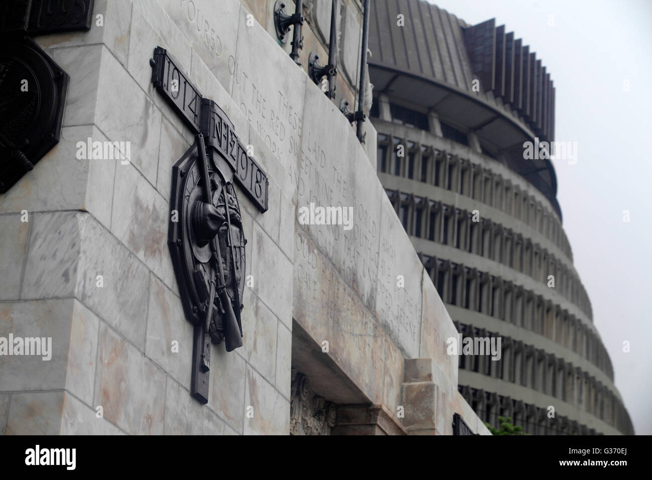 Prima mondiale di un memoriale di guerra di fronte all'alveare, palazzo del governo di Wellington Foto Stock