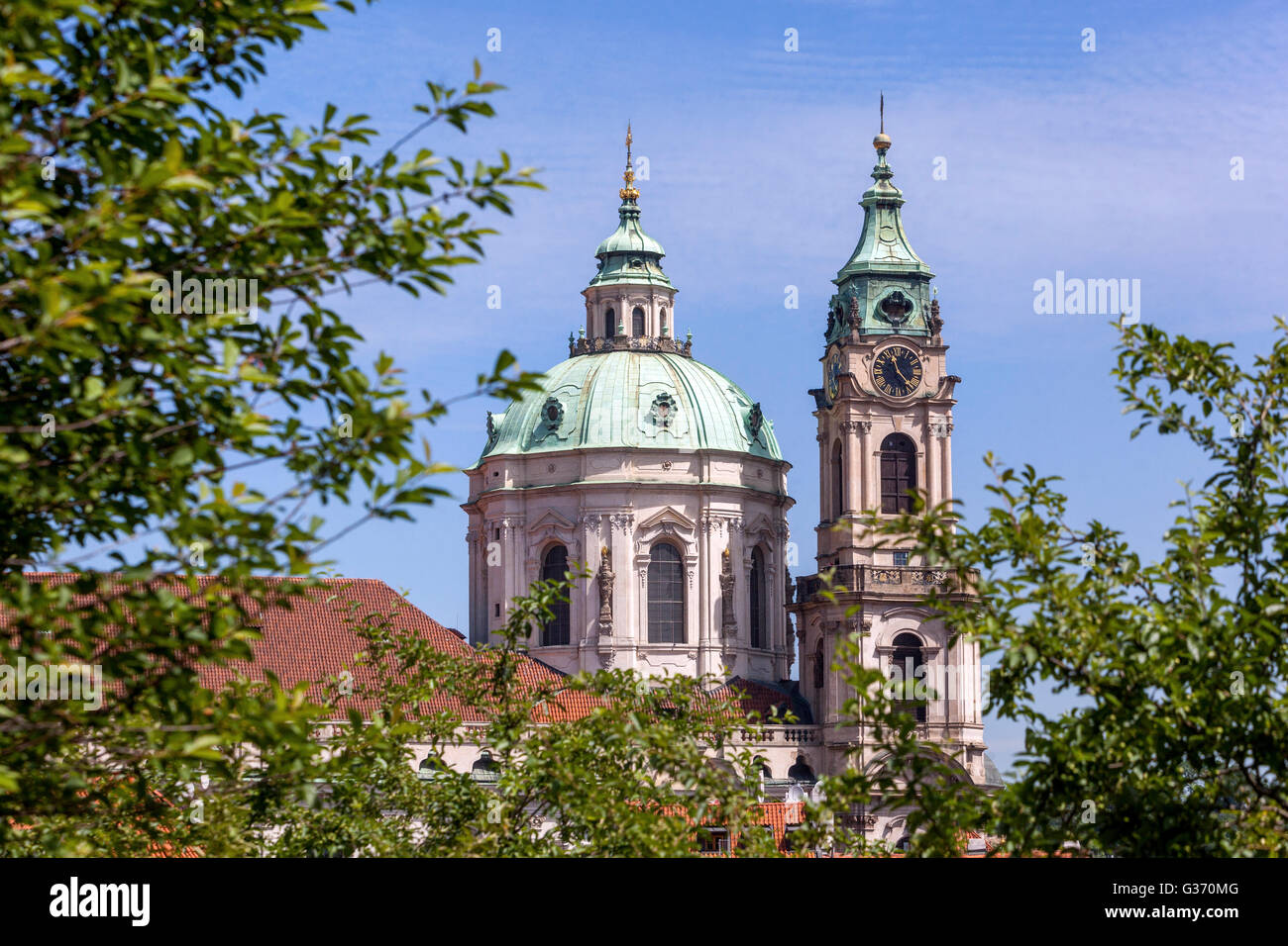 Praga Mala strana Praga Chiesa di San Nicola Chiesa di architettura barocca edificio del Duomo Torri della Chiesa di San Nicola Praga Repubblica Ceca Europa Foto Stock