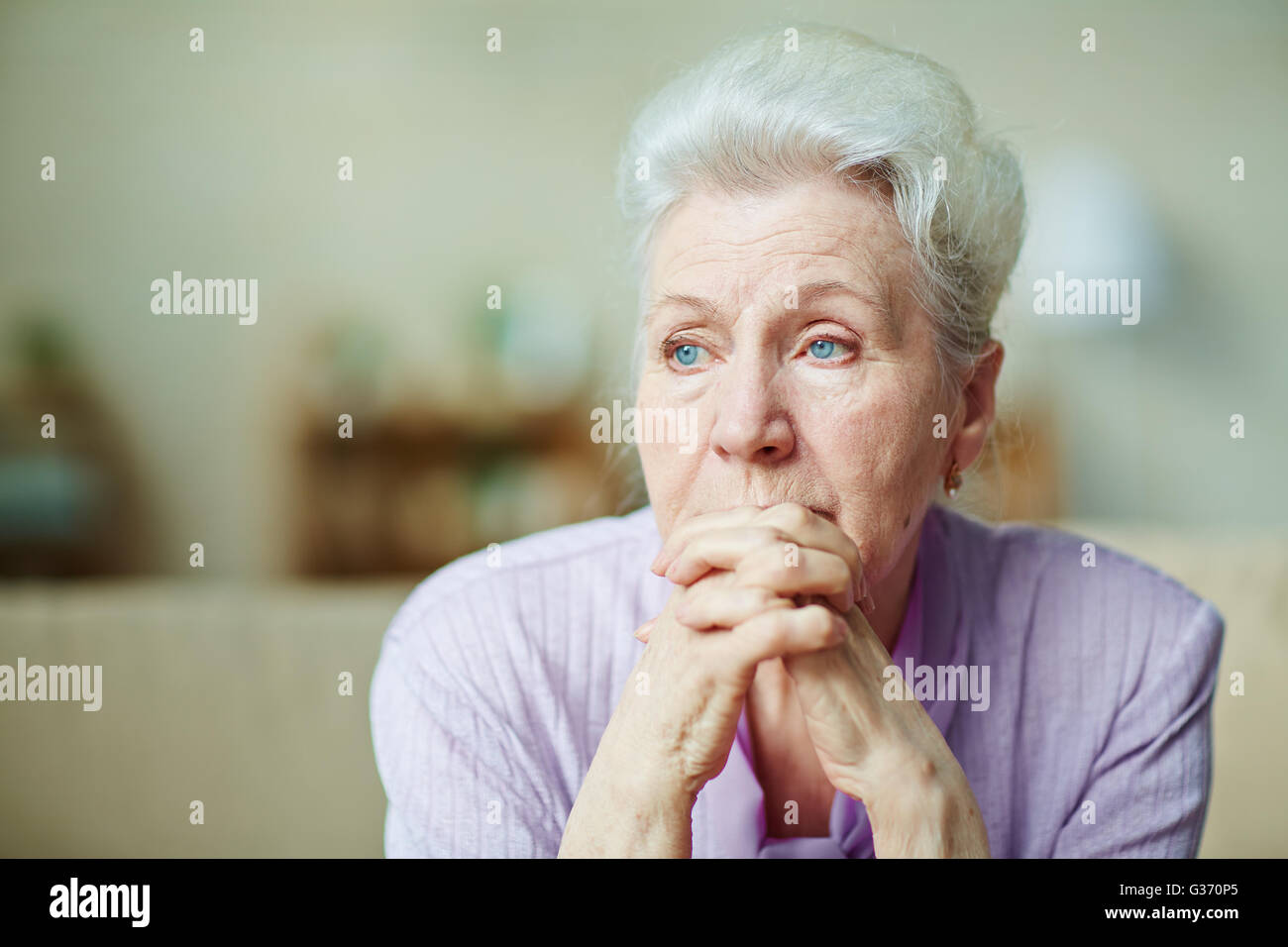 Triste donna senior Foto Stock