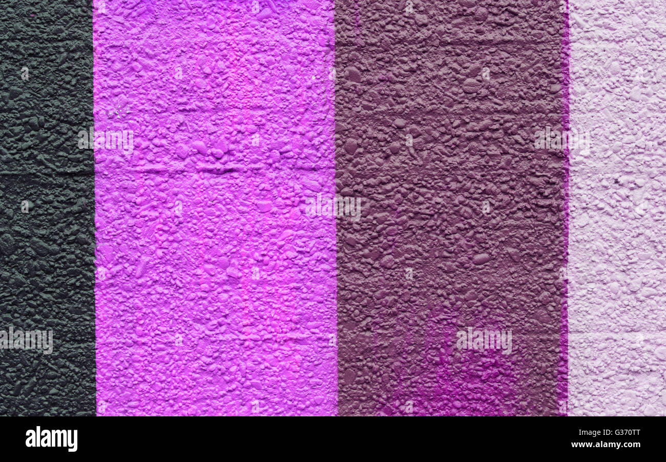 Strisce di colori diversi su un muro di pietra Foto Stock
