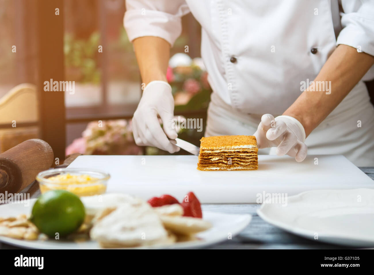 Maschio di mani toccano torta. Foto Stock