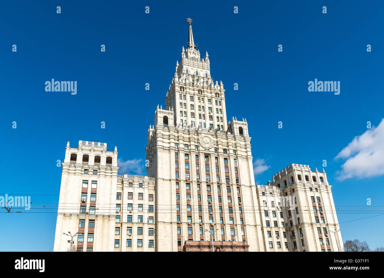 Il grattacielo di Stalin sulla piazza della Porta Rossa a Mosca, Russia Foto Stock