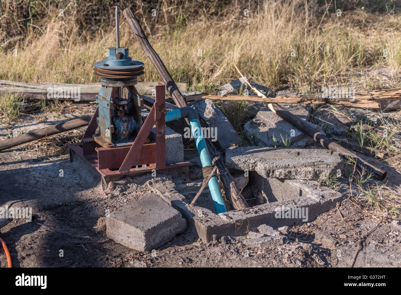 Vecchio Lister Diesel pompa acqua vicino Nehimba Parco Nazionale di Hwange Foto Stock