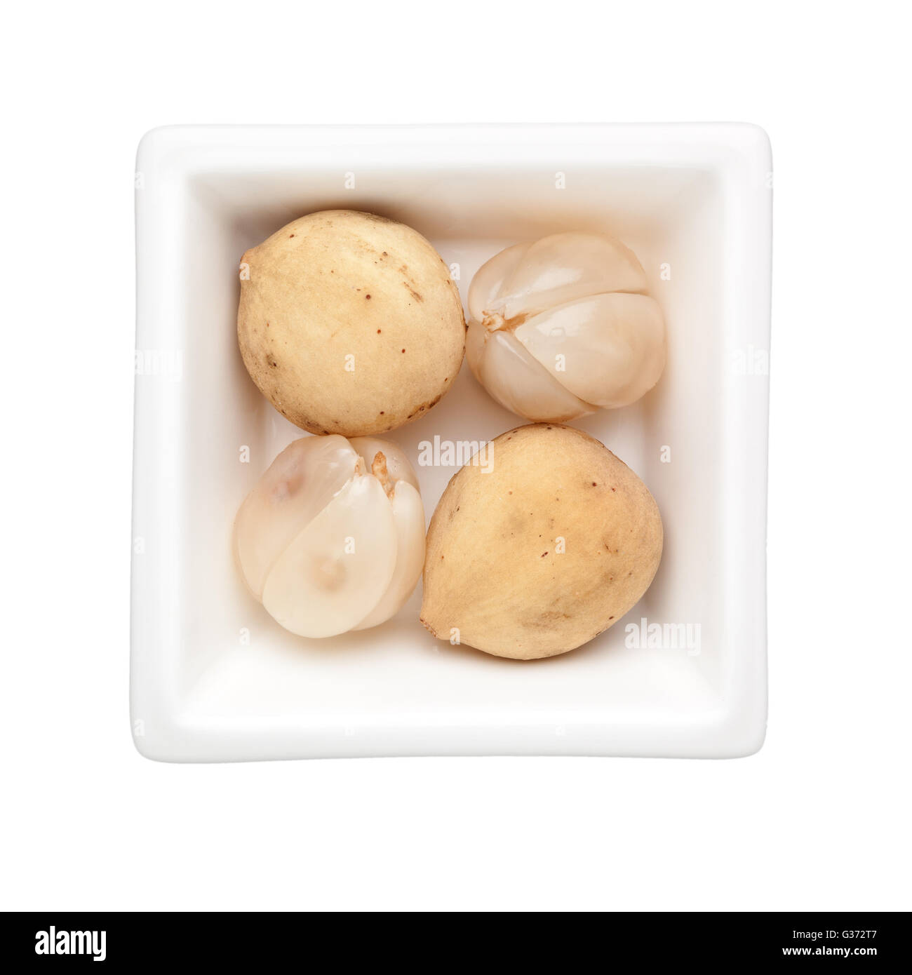 Langsat frutti in un recipiente quadrato isolato su sfondo bianco Foto Stock