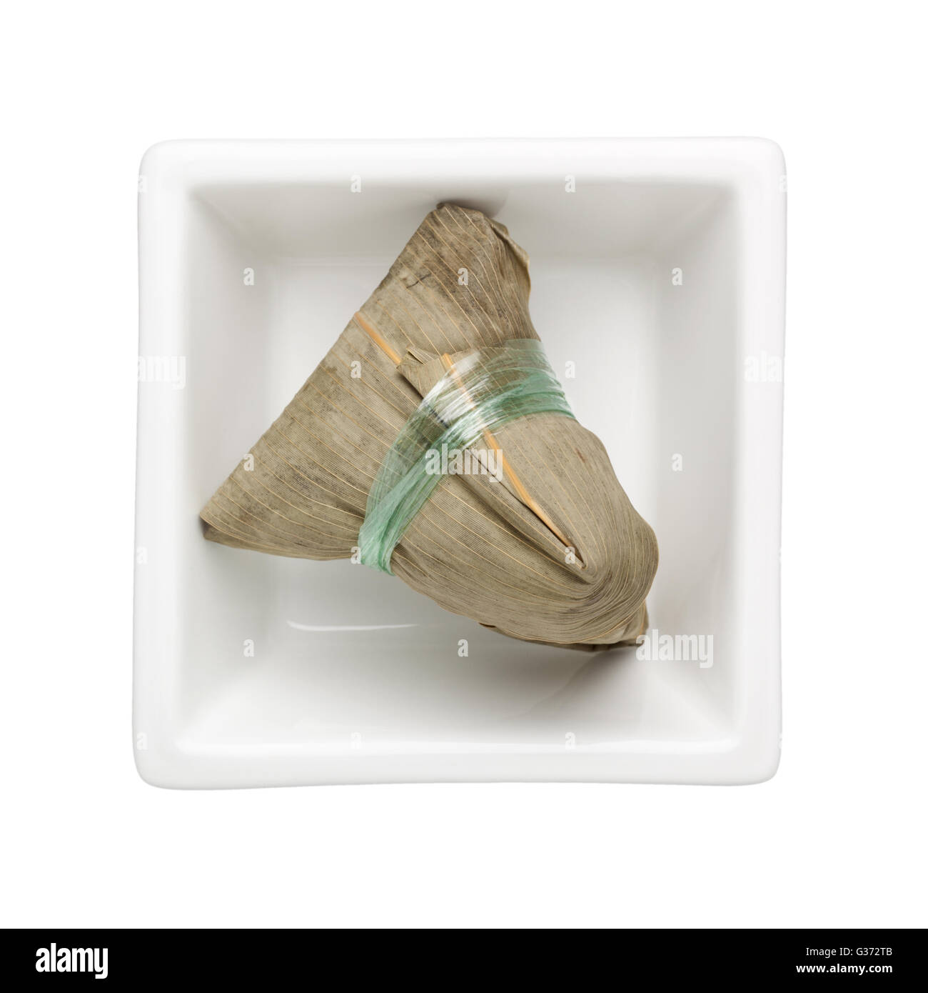 Cinese gnocco di riso in un recipiente quadrato isolato su sfondo bianco Foto Stock