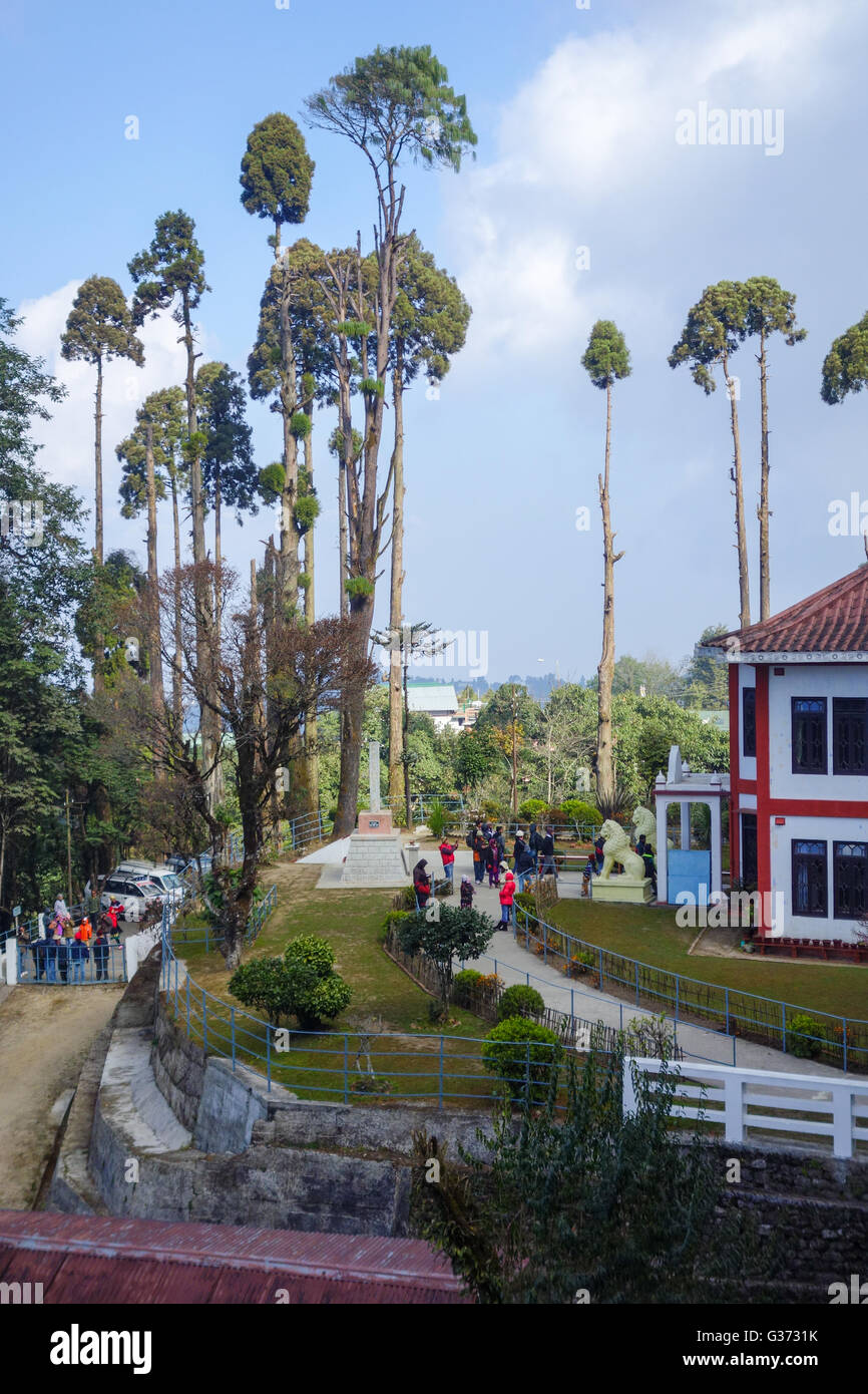 Vista del tempio giapponese e alberi di alto fusto a Pagoda della Pace a Darjeeling, West Bengal, India Foto Stock