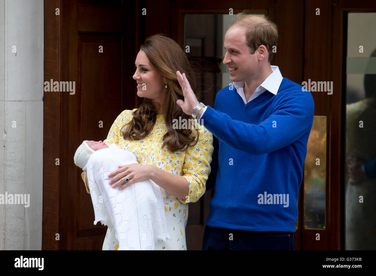 Il Duca e la Duchessa di Cambridge lasciare il Lindo ala, di St Marys Hospital, Paddington, con il loro nuovo bambino figlia. Foto Stock