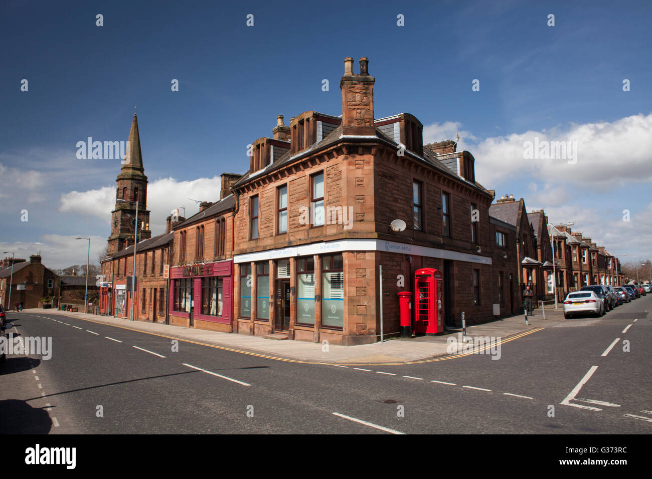La pietra arenaria rossa architettura di una frontiera scozzese town, Annan, completare con il vecchio stile British telefono e letter box Foto Stock
