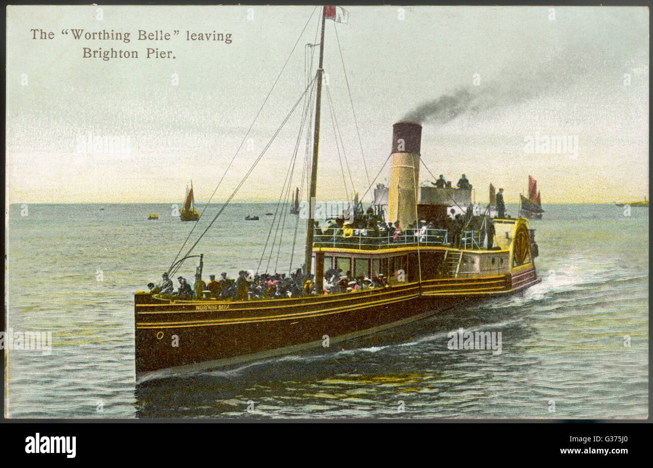 Caricato con i vacanzieri, il paddle-sistema di cottura a vapore lascia il molo di Brighton per un viaggio lungo la Gran Bretagna South Coast. Data: circa 1910 Foto Stock