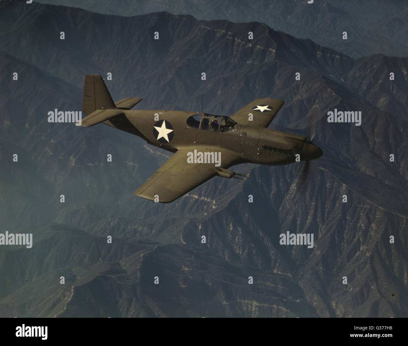 P-51 combattente Mustang in volo, Inglewood, Calif. Foto Stock