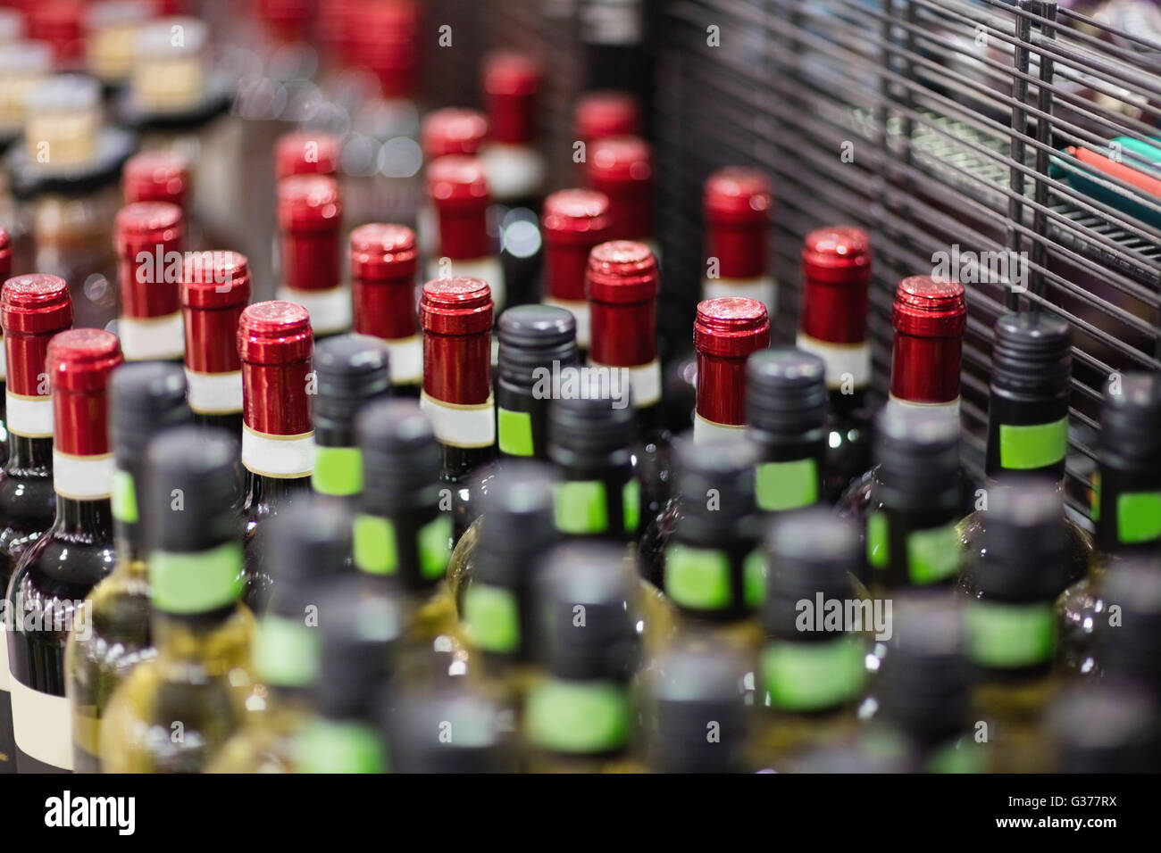 Close up di vino rosso e bianco di bottiglie Foto Stock