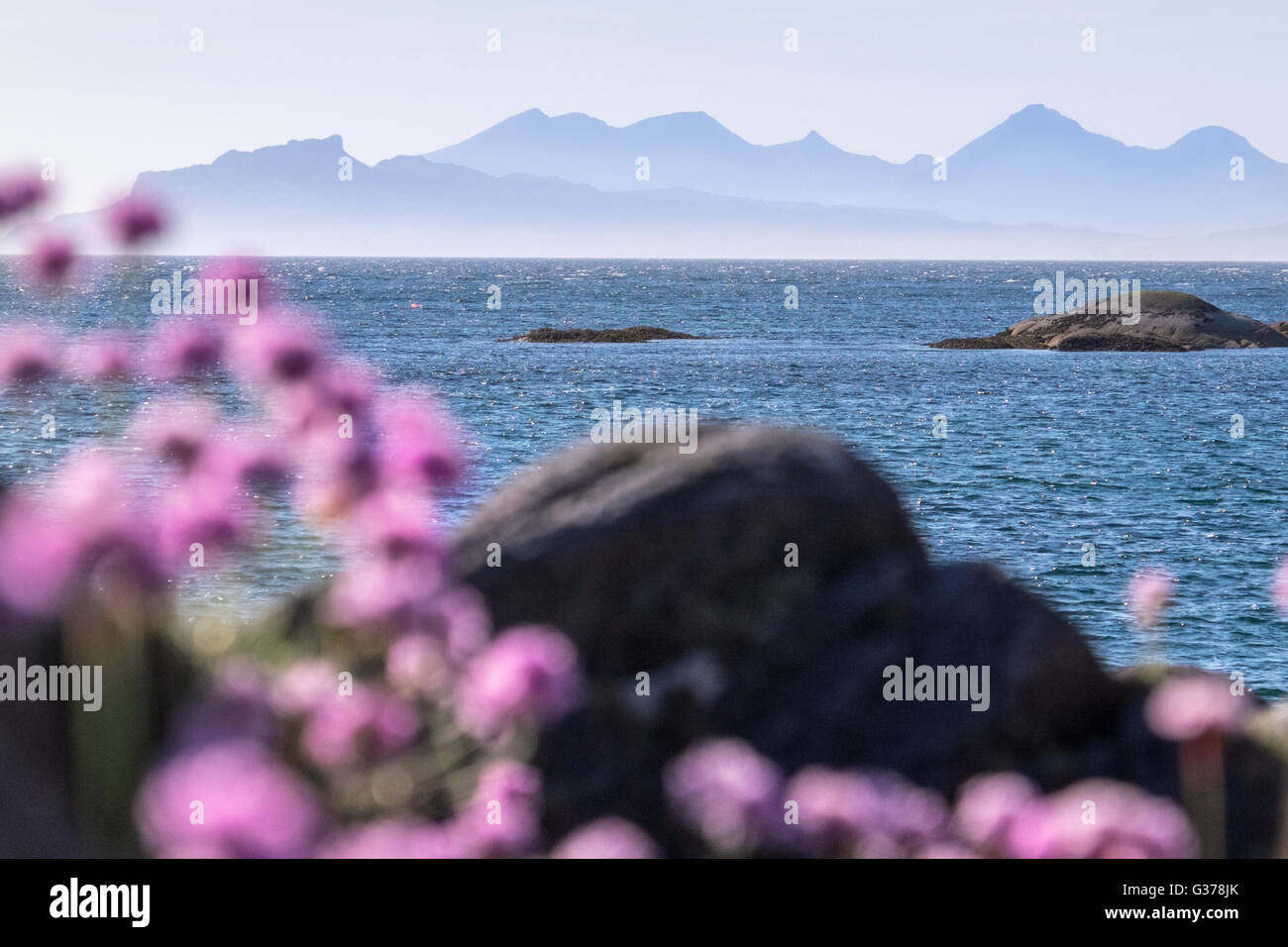 Guardando verso le isole delle Ebridi di Eigg e rum da a Ardnamurchan, Scozia Foto Stock