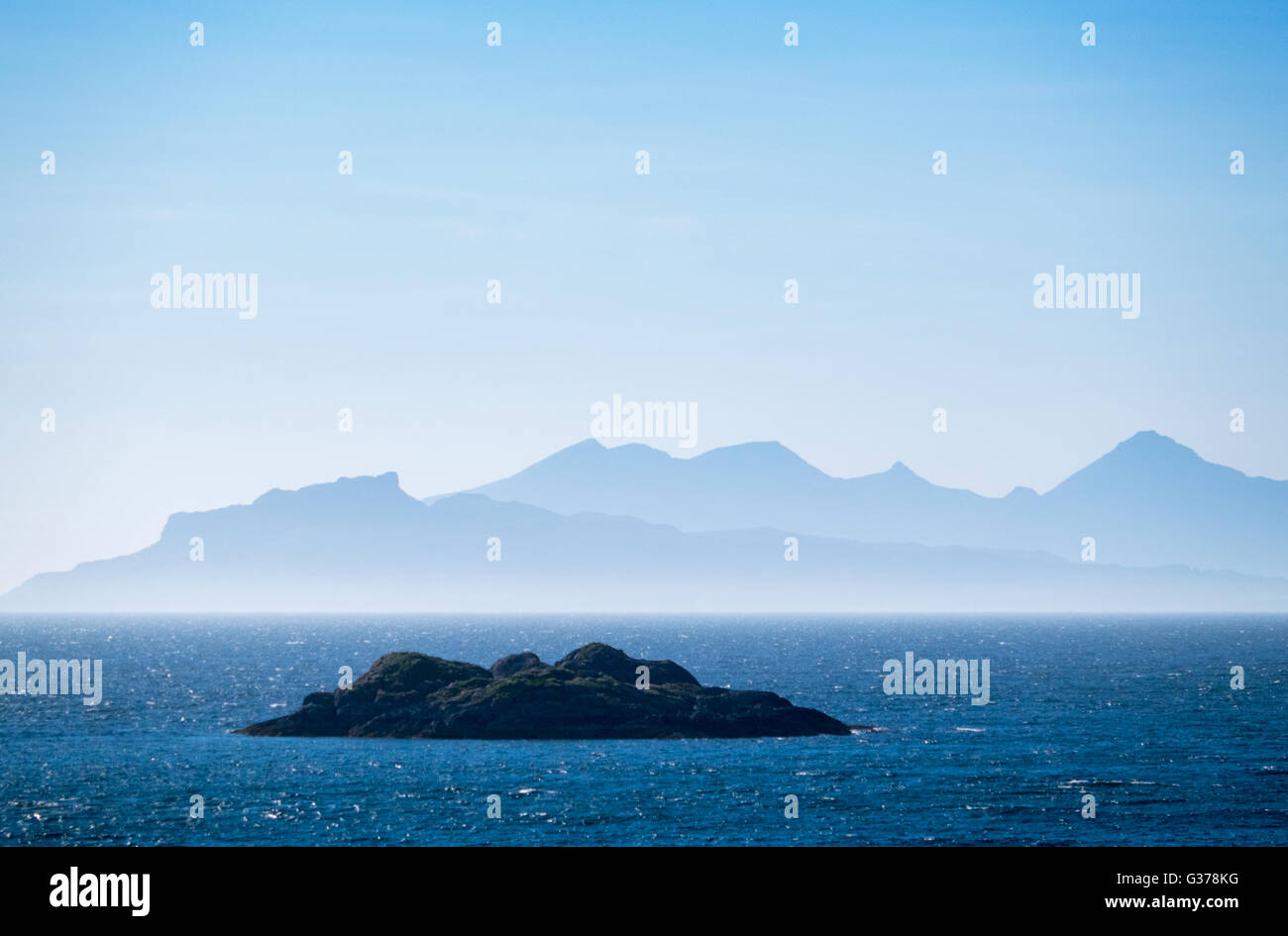 Guardando verso le isole delle Ebridi di Eigg e rum da a Ardnamurchan, Scozia Foto Stock
