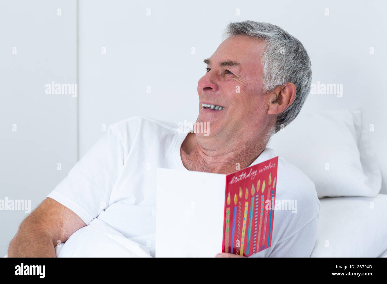 Senior man holding compleanno biglietto di auguri Foto Stock